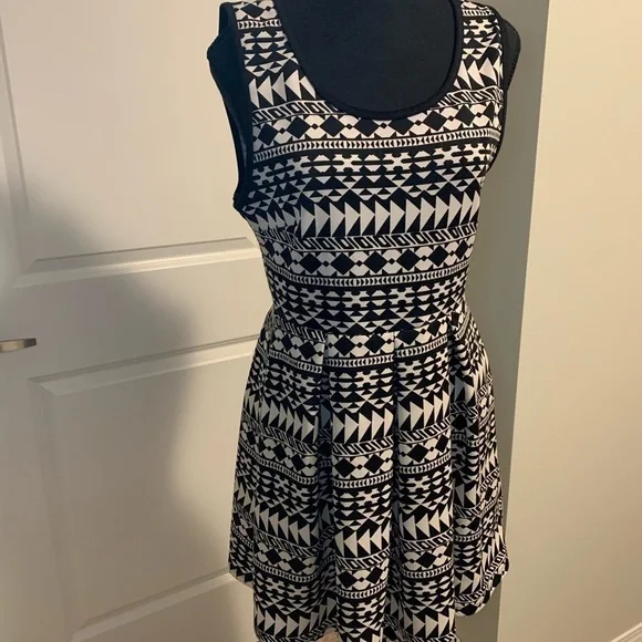 Forever 21 dress. Size M - Picture 7 of 9